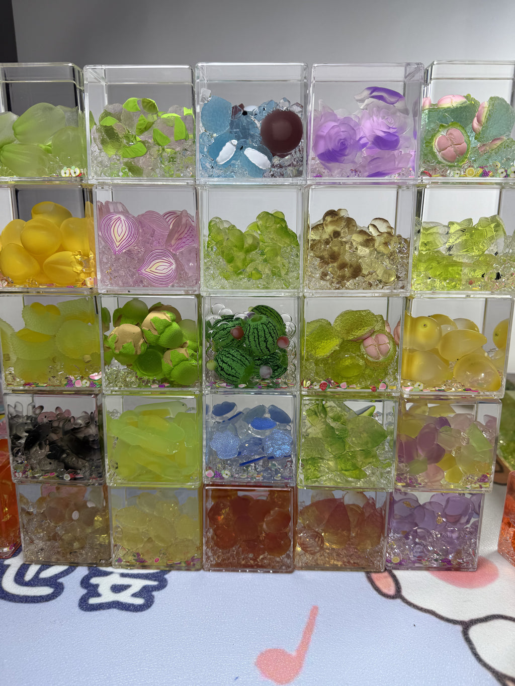 7cm*7cm Clear Square Liquid Floating Shake Ornament Customizable Floating Figure Liquid Hourglass Shake Toy Cute Cartoon Hello Kitty Moon Scene & Lime Ice Cube Stress Relief Fidget Shaker Desk Decor Ornament 2 Pack 69.9 USD Mix & Match Custom Design Avail